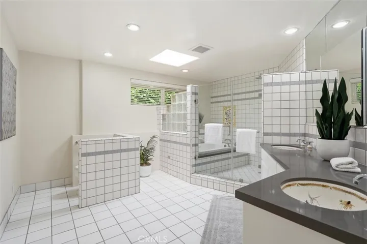 Primary bath