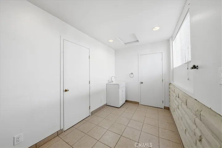 Rear garage bonus room witih plumbing, electrical and its own hot water heater for the bath