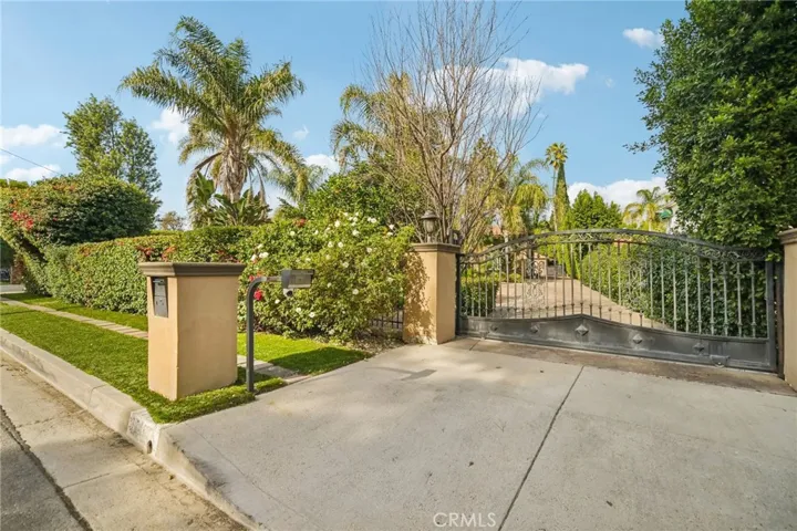 17401 Raymer, Sherwood Forest, California 91325