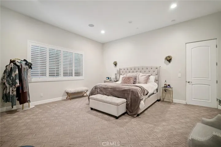 17401 Raymer, Sherwood Forest, California 91325