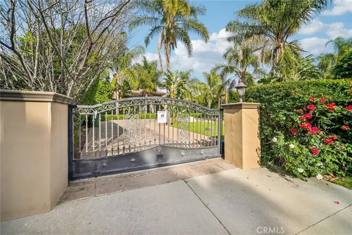 17401 Raymer, Sherwood Forest, California 91325