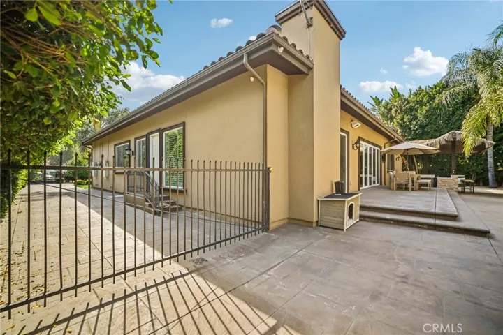 17401 Raymer, Sherwood Forest, California 91325