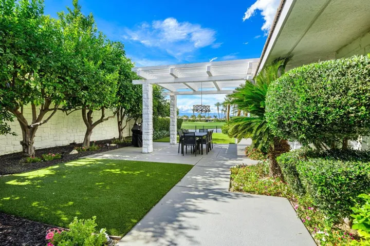 Private side yard