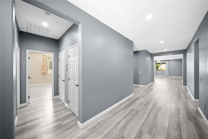 Entry with 2 rooms to the left