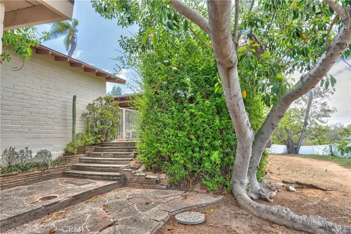 Backyard w/ Flex space & courtyard access