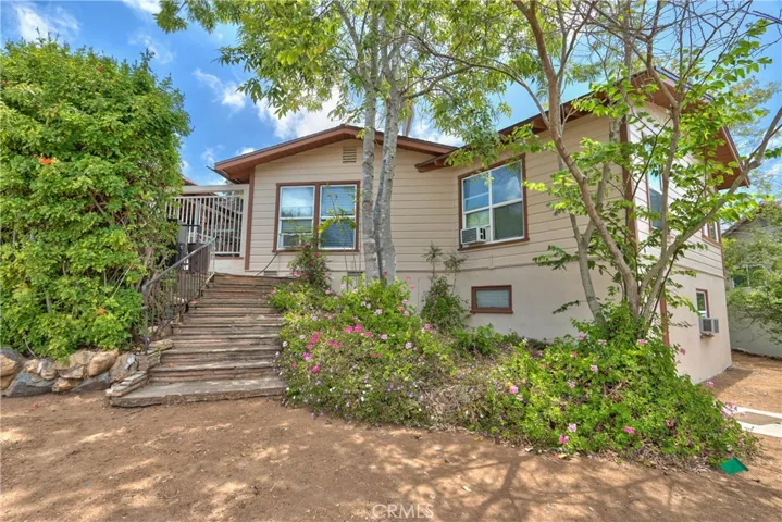 Backyard w/courtyard & Flex space 2 access