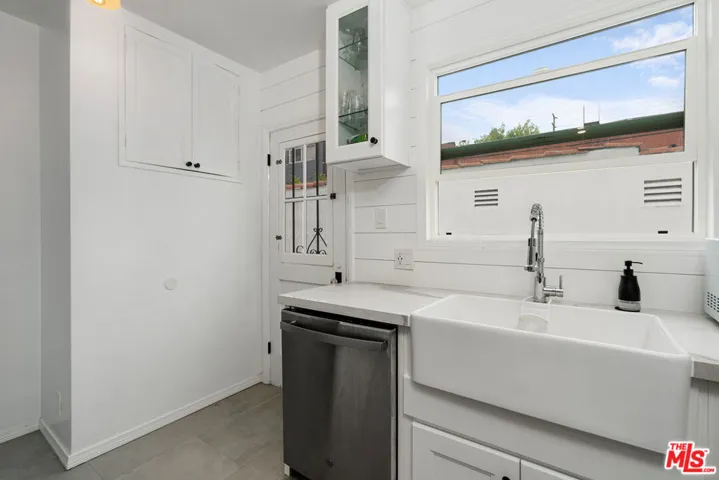 8472 Oakwood Avenue, Los Angeles, California 90048