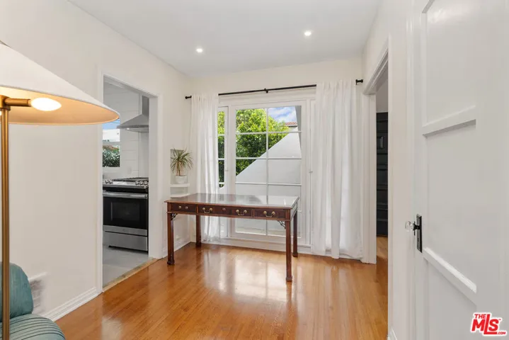 8472 Oakwood Avenue, Los Angeles, California 90048