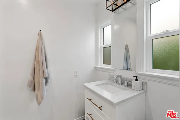 8472 Oakwood Avenue, Los Angeles, California 90048