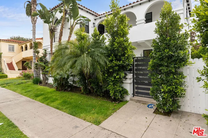 8472 Oakwood Avenue, Los Angeles, California 90048