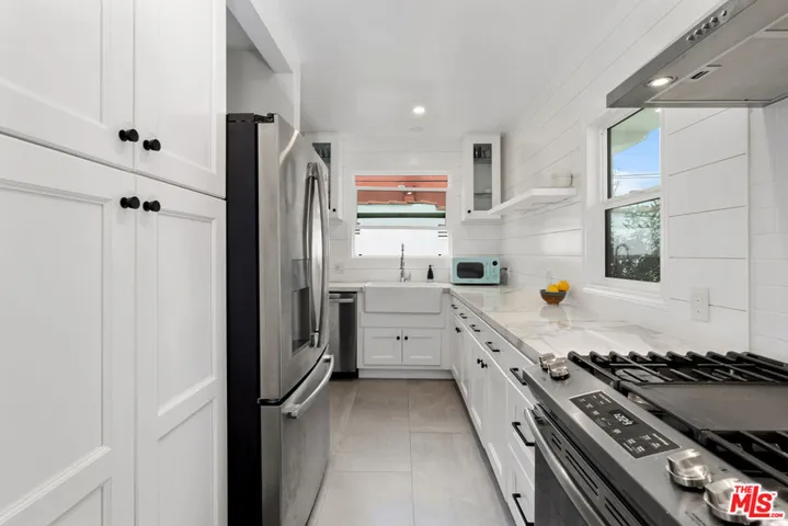 8472 Oakwood Avenue, Los Angeles, California 90048