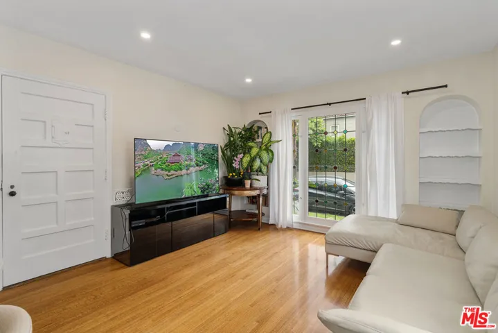8472 Oakwood Avenue, Los Angeles, California 90048