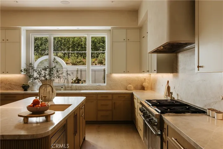 16933 Bosque Drive, Encino, California 91436