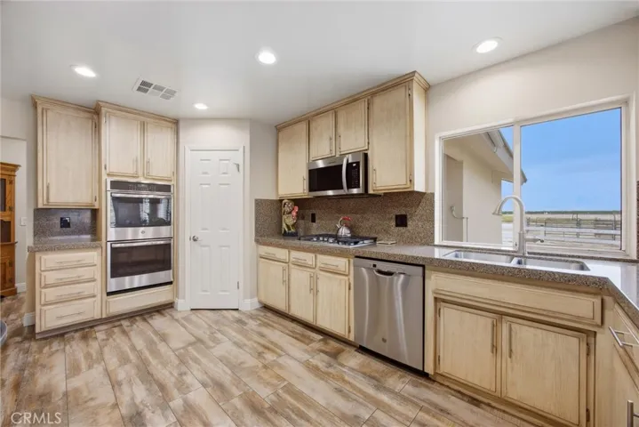 1328 Valov Lane, Bakersfield, California 93314