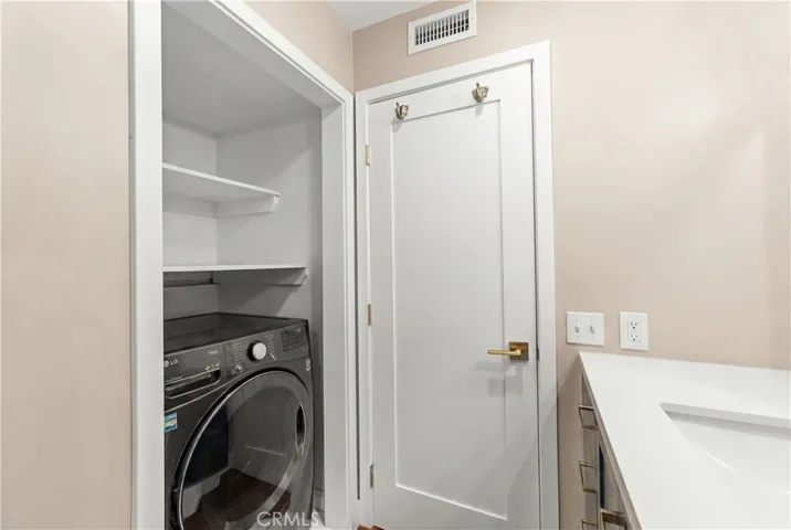 Secondary bathroom w/laundry