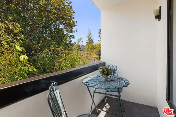 2147 N Beachwood Drive 5, Los Angeles, California 90068