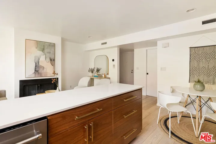 2147 N Beachwood Drive 5, Los Angeles, California 90068