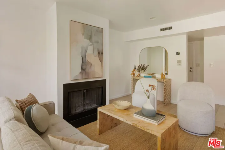 2147 N Beachwood Drive 5, Los Angeles, California 90068