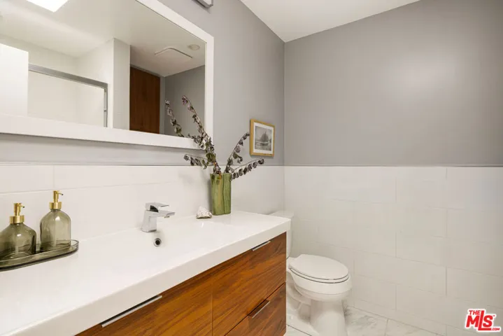 2147 N Beachwood Drive 5, Los Angeles, California 90068