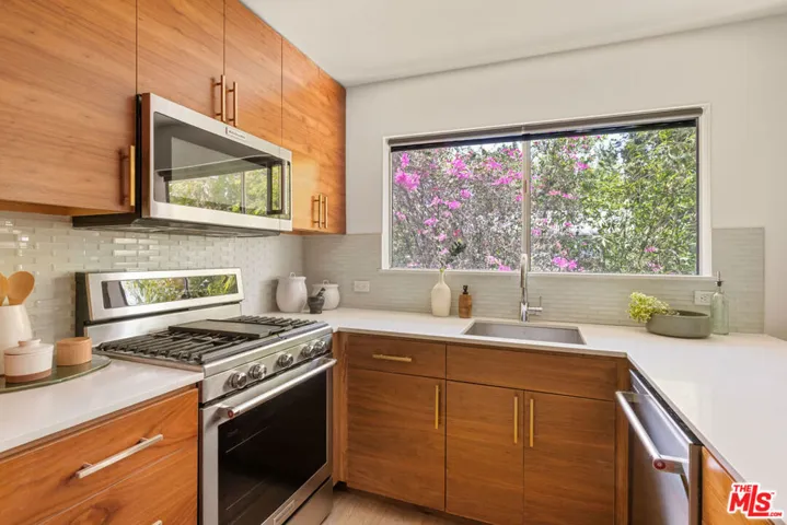2147 N Beachwood Drive 5, Los Angeles, California 90068