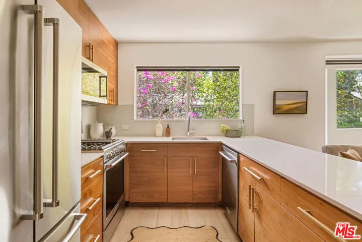 2147 N Beachwood Drive 5, Los Angeles, California 90068