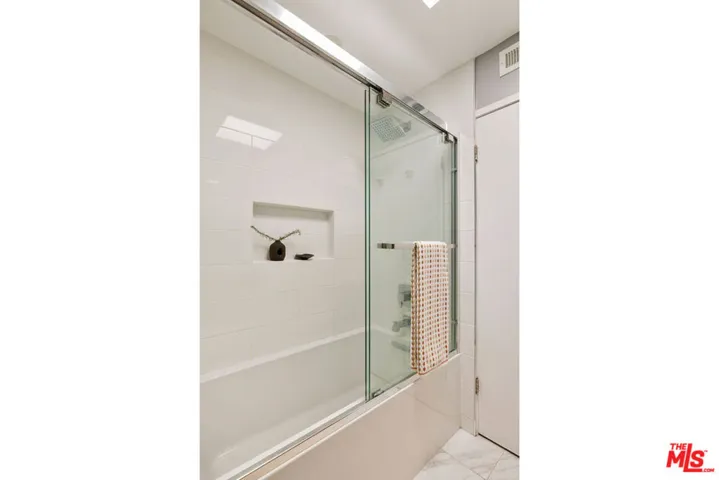2147 N Beachwood Drive 5, Los Angeles, California 90068