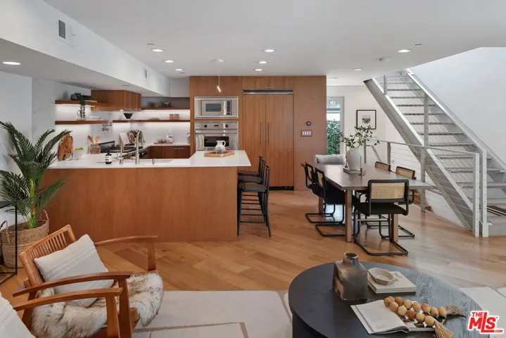 512 Brooks Avenue 6, Los Angeles, California 90291