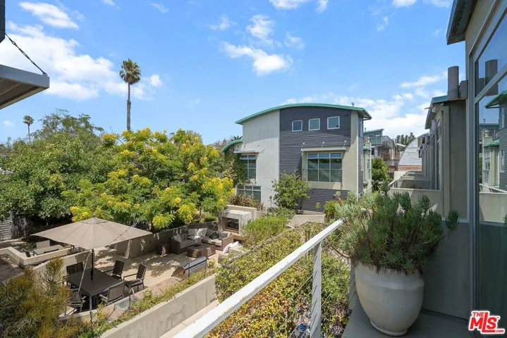 512 Brooks Avenue 6, Los Angeles, California 90291