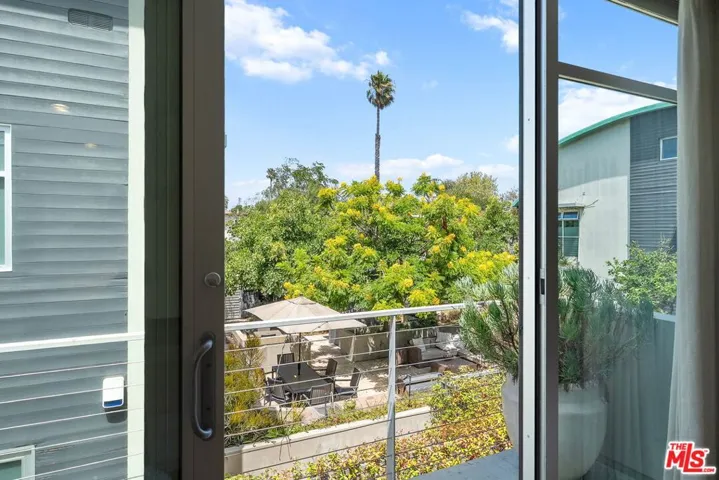 512 Brooks Avenue 6, Los Angeles, California 90291