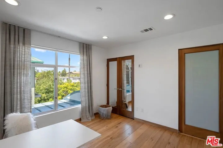 512 Brooks Avenue 6, Los Angeles, California 90291