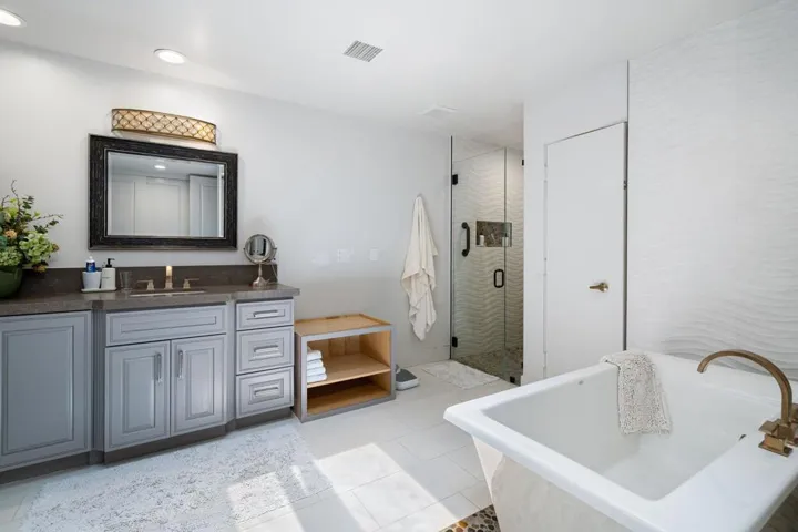 Primary Bath w/ Soaking Tub