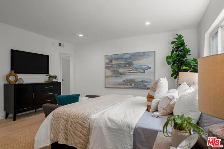 5301 Yarmouth Avenue 2, Los Angeles, California 91316