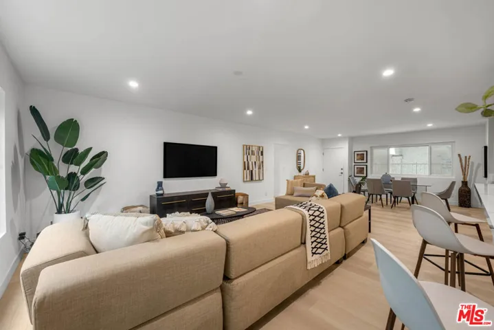 5301 Yarmouth Avenue 2, Los Angeles, California 91316