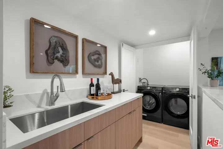 5301 Yarmouth Avenue 2, Los Angeles, California 91316