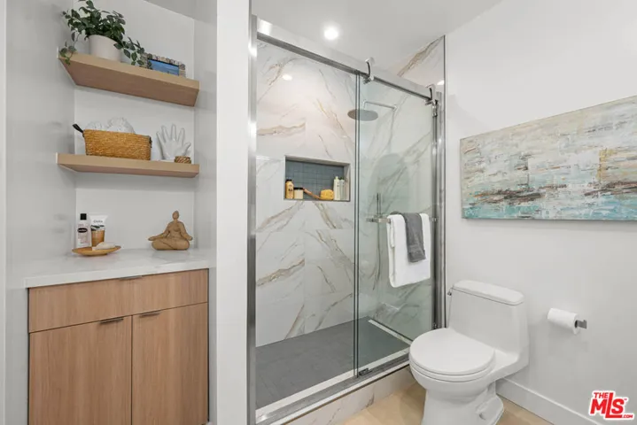 5301 Yarmouth Avenue 2, Los Angeles, California 91316