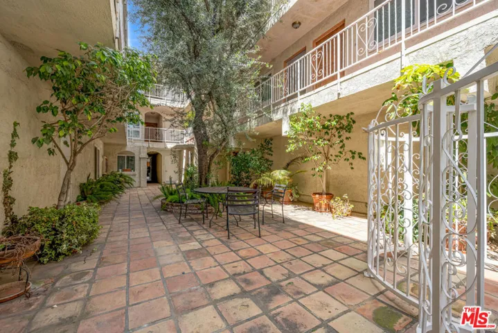 5301 Yarmouth Avenue 2, Los Angeles, California 91316
