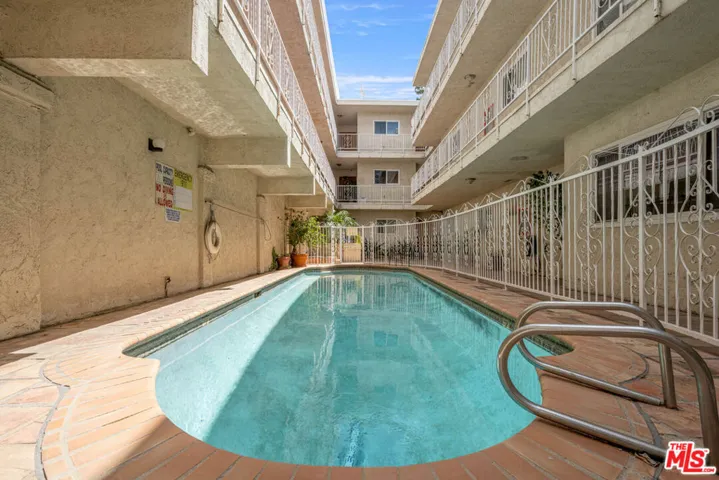5301 Yarmouth Avenue 2, Los Angeles, California 91316
