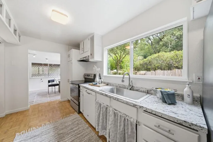 2701 Rio Lindo Avenue, Healdsburg, California 95448