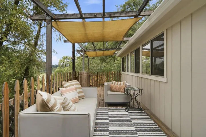 2701 Rio Lindo Avenue, Healdsburg, California 95448