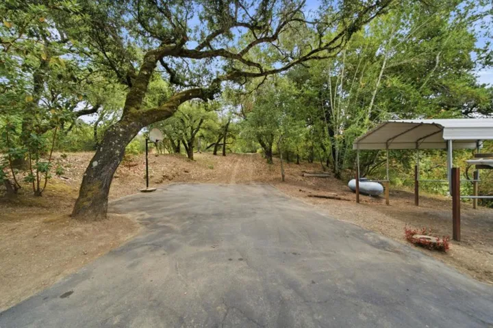 2701 Rio Lindo Avenue, Healdsburg, California 95448