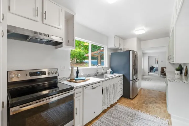2701 Rio Lindo Avenue, Healdsburg, California 95448