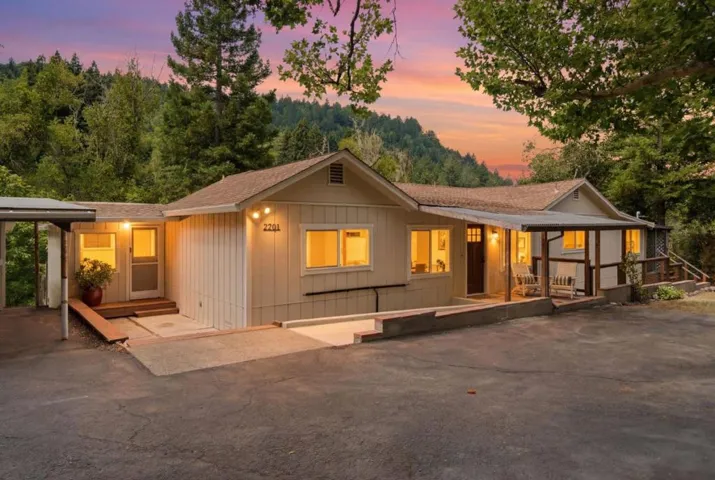 2701 Rio Lindo Avenue, Healdsburg, California 95448