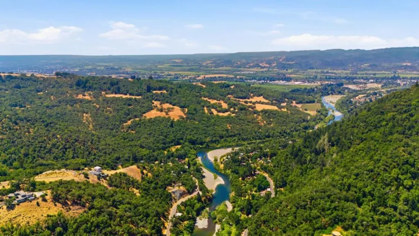 2701 Rio Lindo Avenue, Healdsburg, California 95448