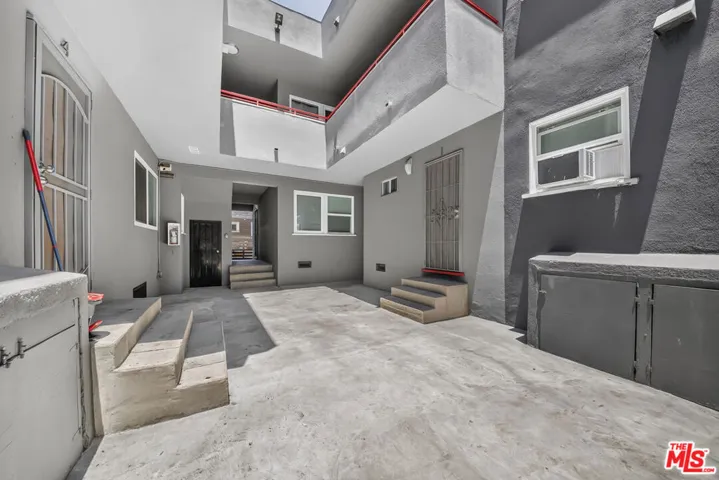 727 Olive Avenue, Long Beach, California 90813