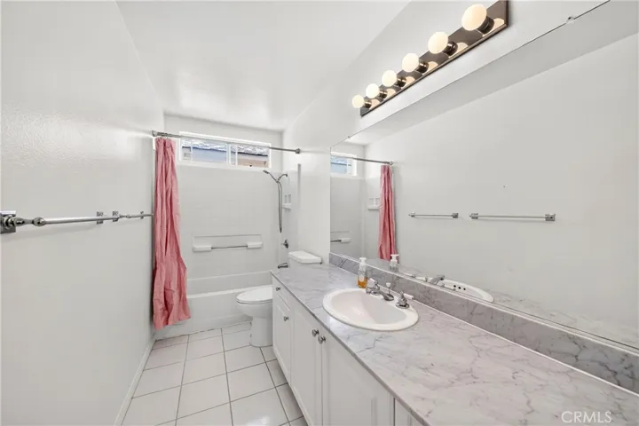 Full Bathroom on Hallway