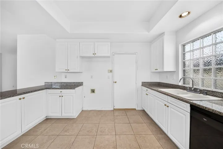 Direct access to 2 car garage