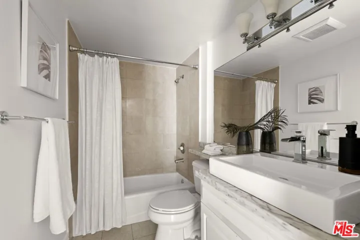11723 Mayfield Avenue 3, Los Angeles, California 90049