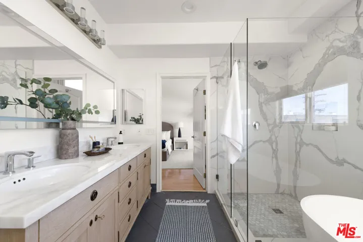 11723 Mayfield Avenue 3, Los Angeles, California 90049