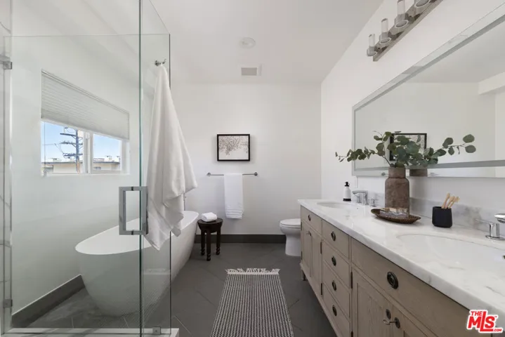11723 Mayfield Avenue 3, Los Angeles, California 90049