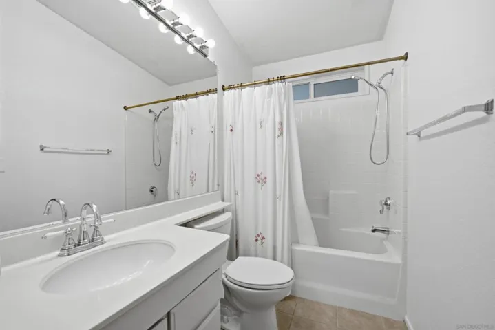 1600 E Vista Way 38, Vista, California 92084